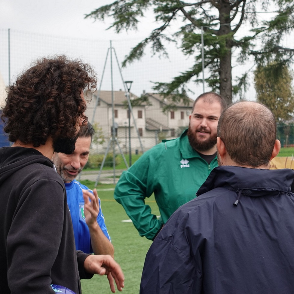 la squadra Sporting 4E - Inter Special ascolta le indicazioni di Mister Athos Sesti di SmartGoal Academy prima di cominciare l'allenamento